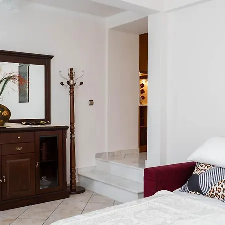 Of Byron בית הארחה קסטרקיון