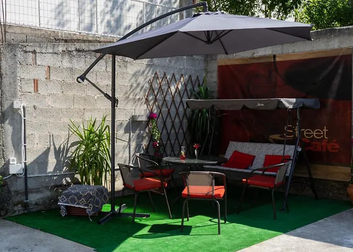 Of Byron Πανσιόν 4*